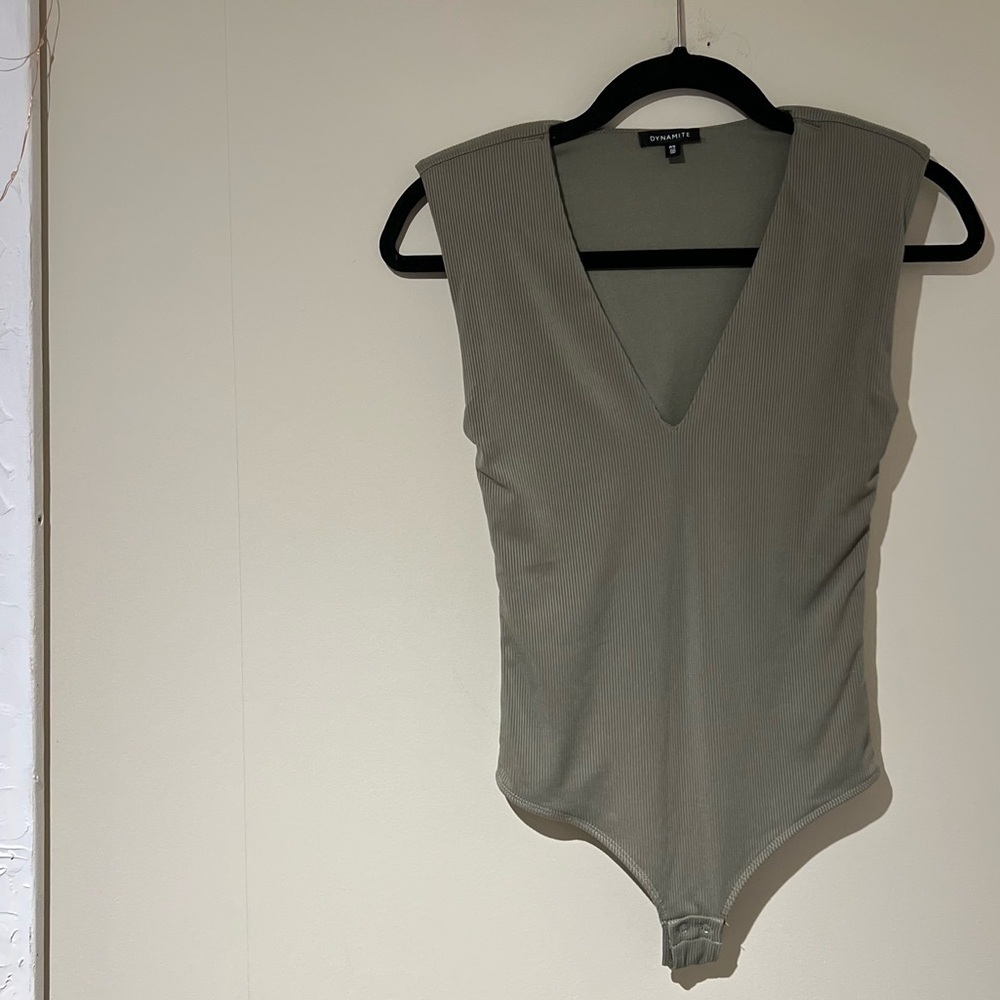 Dynamite Carla Ribbed Fabric Deep V Structured Body Suit - Small in Olive Green